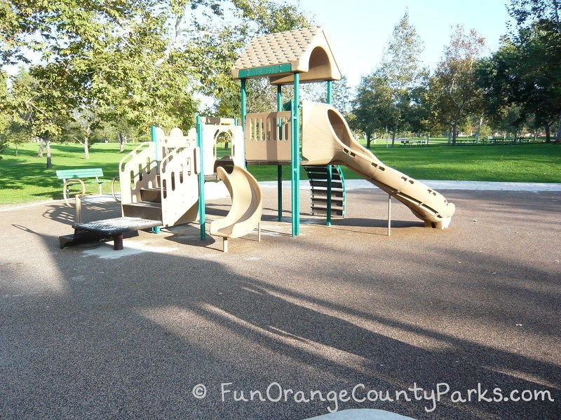 Parque pequeño del Parque Regional de Irvine playground