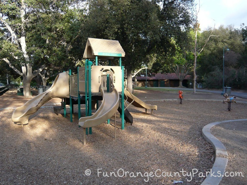 Parque de juegos del Parque Regional de Irvine cerca del zoo