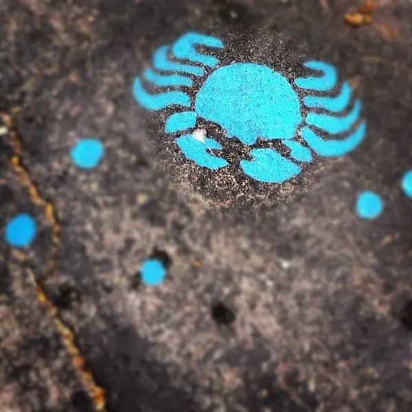 blue crab stencil on the paved trail along the way to Crystal Cove Historic District via Los Trancos parking lot