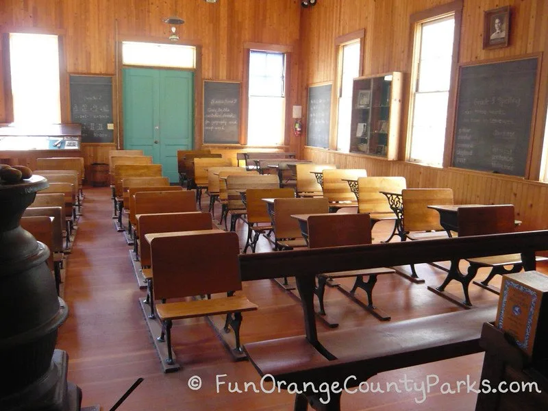 heritage hill historical park lake forest - schoolhouse